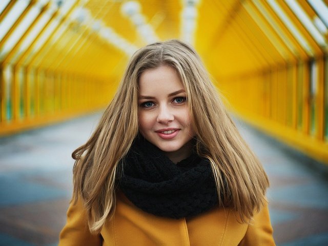 Обои девушка, блондинка, улыбка, портрет, взгляд, волосы, girl, blonde, smile, portrait, look, hair разрешение 1920x1280 Загрузить