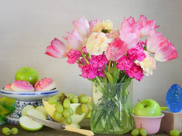 Обои цветы, печенье, виноград, натюрморт, фрукты, гвоздики, яблоки, букет, тюльпаны, яблоко, нож, flowers, cookies, grapes, still life, clove, fruit, apples, bouquet, tulips, apple, knife разрешение 2000x1270 Загрузить