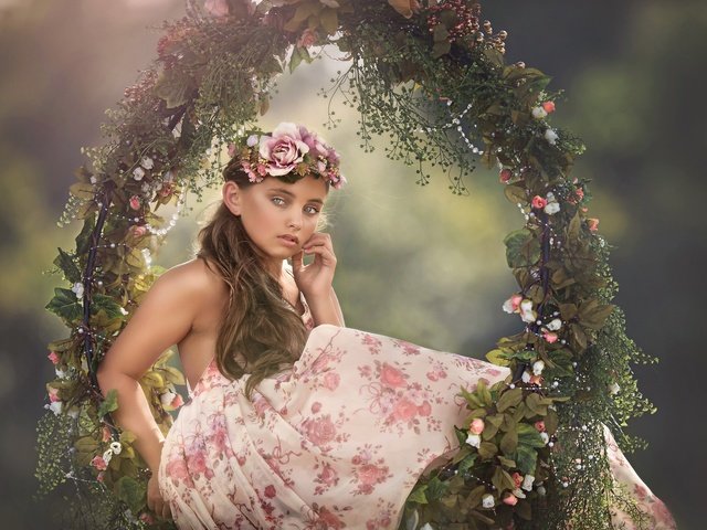 Обои цветы, платье, дети, девочка, волосы, лицо, венок, качели, flowers, dress, children, girl, hair, face, wreath, swing разрешение 2048x1422 Загрузить