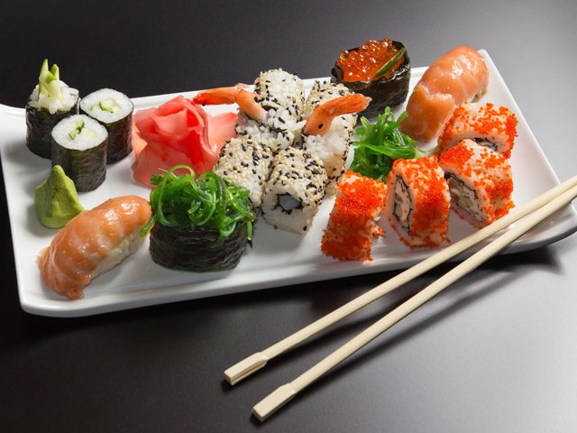 Обои тарелка, икра, палочки, рис, суши, морепродукты, креветки, ролы, plate, caviar, sticks, figure, sushi, seafood, shrimp, rolls разрешение 2560x1600 Загрузить