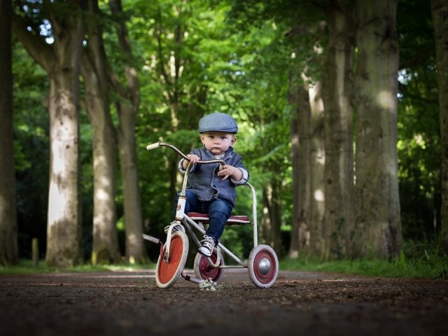 Обои взгляд, ребенок, мальчик, велосипед, кепка, look, child, boy, bike, cap разрешение 2560x1707 Загрузить