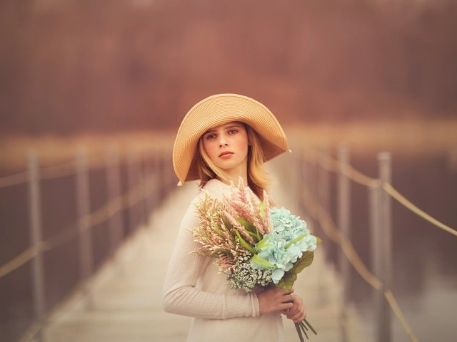 Обои цветы, девушка, блондинка, портрет, мост, шляпа, flowers, girl, blonde, portrait, bridge, hat разрешение 2048x1319 Загрузить