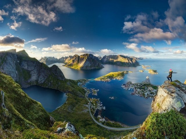 Обои норвегия, горы, фьорды, скалы, природа, пейзаж, человек, красота, высота, городок, norway, mountains, fjords, rocks, nature, landscape, people, beauty, height, town разрешение 1920x1080 Загрузить