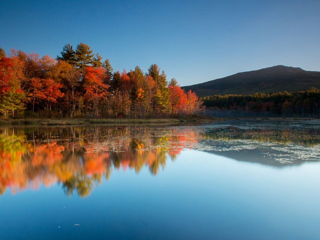 Обои небо, деревья, озеро, горы, природа, отражение, осень, the sky, trees, lake, mountains, nature, reflection, autumn разрешение 1920x1200 Загрузить