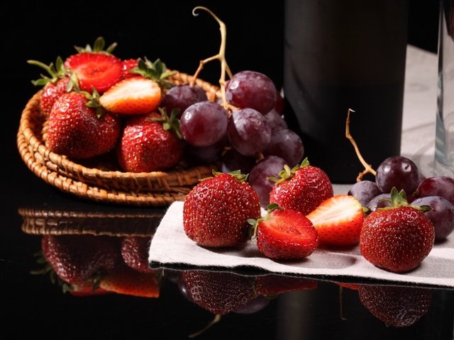 Обои отражение, виноград, клубника, ягоды, reflection, grapes, strawberry, berries разрешение 1920x1200 Загрузить