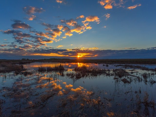 Обои небо, облака, болото, закат, отражение, урал, the sky, clouds, swamp, sunset, reflection, ural разрешение 2472x1648 Загрузить