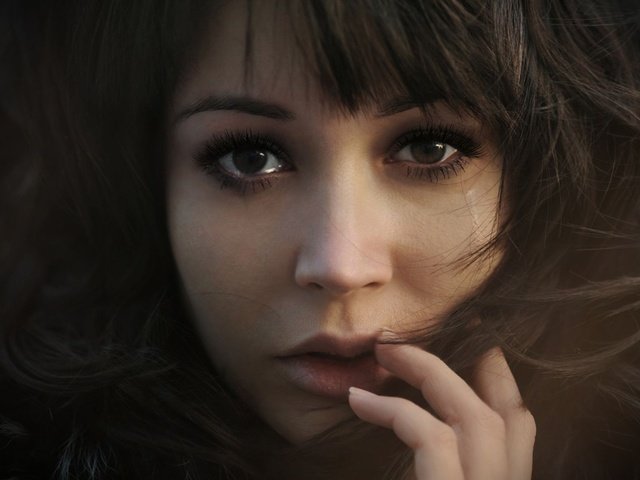 Обои глаза, девушка, портрет, взгляд, волосы, губы, лицо, слеза, eyes, girl, portrait, look, hair, lips, face, tear разрешение 2000x1131 Загрузить