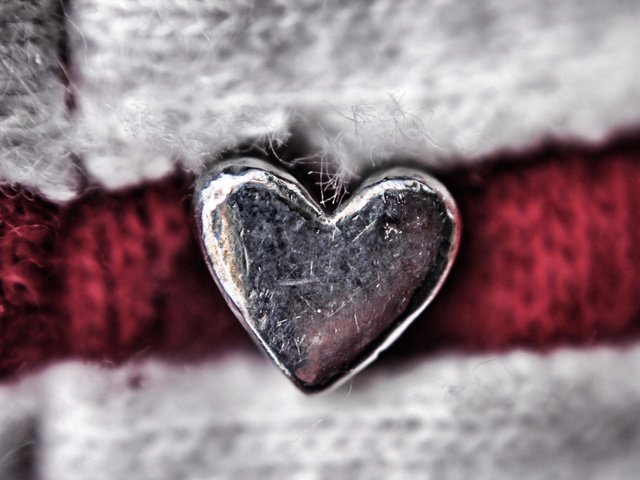 Обои макро, сердечко, сердце, серебро, macro, heart, silver разрешение 4091x2122 Загрузить