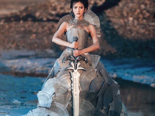 Обои девушка, платье, меч, взгляд, волосы, лицо, азиатка, girl, dress, sword, look, hair, face, asian разрешение 2048x1126 Загрузить