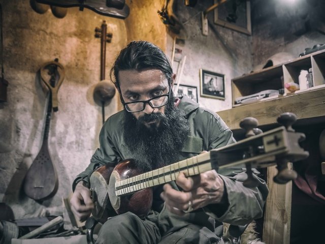 Обои очки, струны, мужчина, музыкант, борода, музыкальный инструмент, иран, glasses, strings, male, musician, beard, musical instrument, iran разрешение 6016x4016 Загрузить