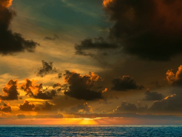 Обои солнечные лучи, небо, облака, вода, солнце, природа, закат, пейзаж, море, the sun's rays, the sky, clouds, water, the sun, nature, sunset, landscape, sea разрешение 1920x1080 Загрузить