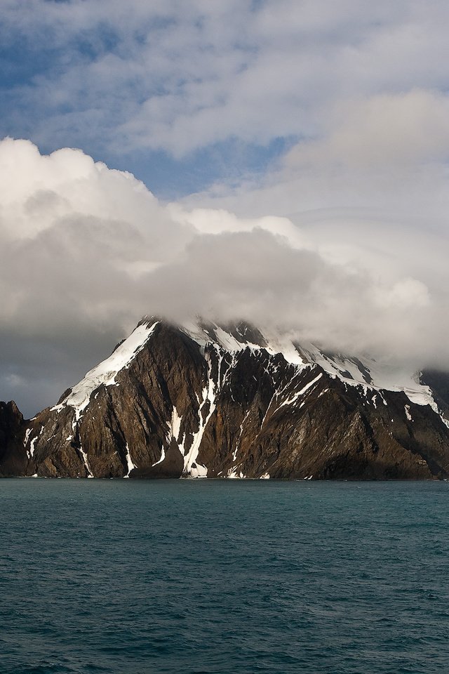 Обои облака, горы, скалы, снег, море, clouds, mountains, rocks, snow, sea разрешение 1920x1188 Загрузить