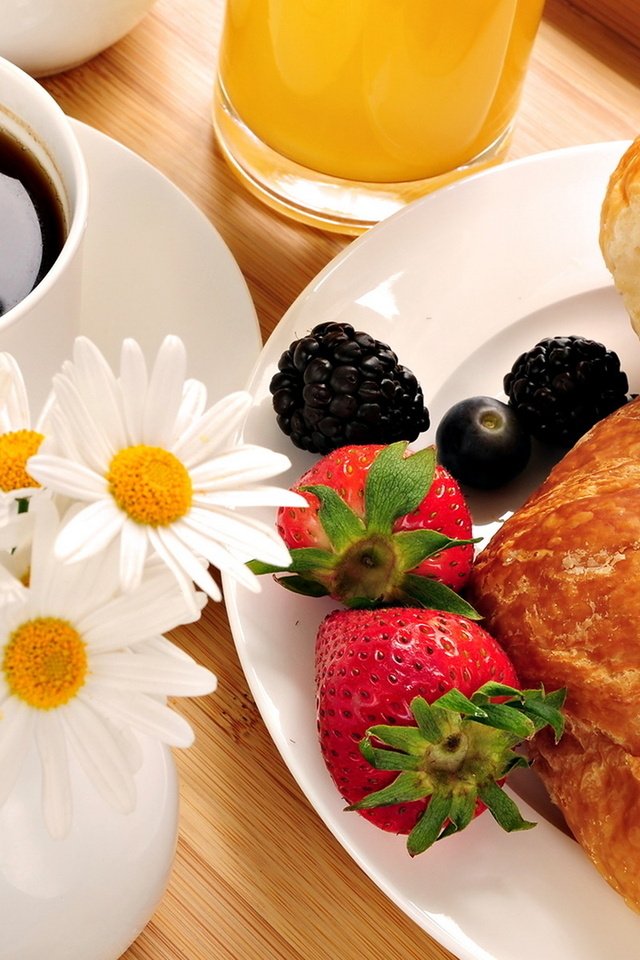 Обои еда, клубника, кофе, завтрак, круасан, сок, food, strawberry, coffee, breakfast, croissant, juice разрешение 1920x1200 Загрузить