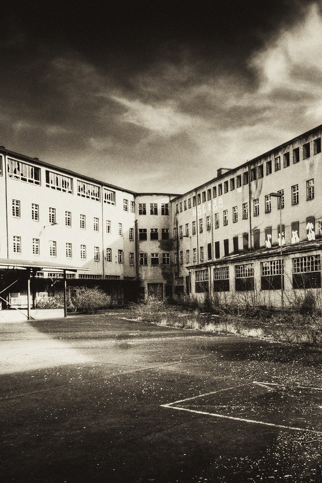 Обои чёрно-белое, здание, заброшенное, black and white, the building, abandoned разрешение 1920x1172 Загрузить