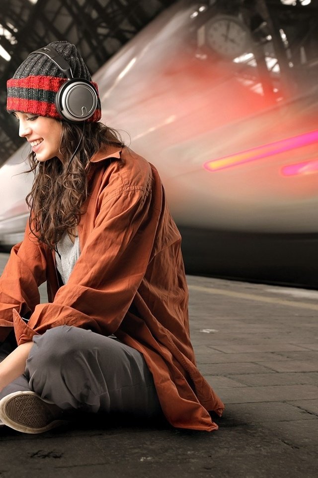 Обои девушка, наушники, сидит, метро, ноутбук, girl, headphones, sitting, metro, laptop разрешение 1920x1080 Загрузить