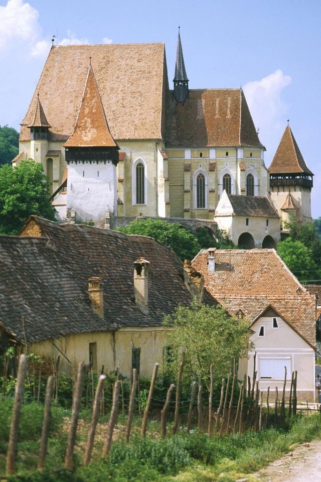 Обои дорога, лето, забор, церковь, road, summer, the fence, church разрешение 1999x1333 Загрузить