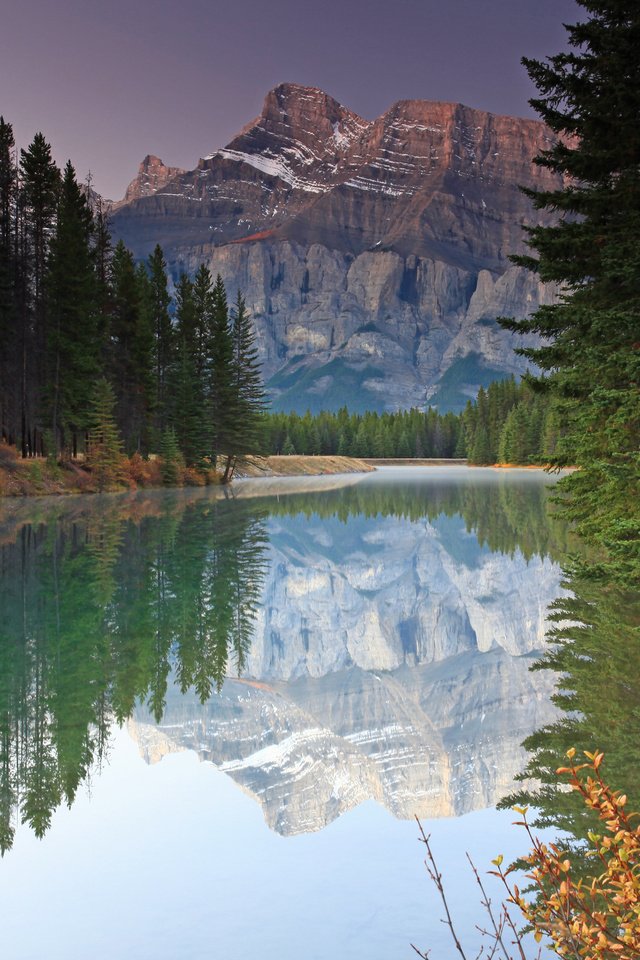 Обои горы, отражение, осень, канада, альберта, национальный парк банф, озеро два джека, mountains, reflection, autumn, canada, albert, banff national park, lake two jack разрешение 2560x1600 Загрузить