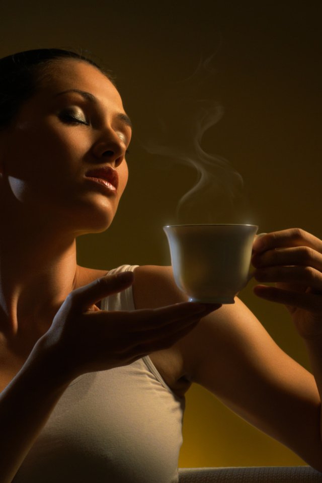 Обои девушка, брюнетка, кофе, чашка, прическа, майка, дымок, girl, brunette, coffee, cup, hairstyle, mike, smoke разрешение 2560x1600 Загрузить