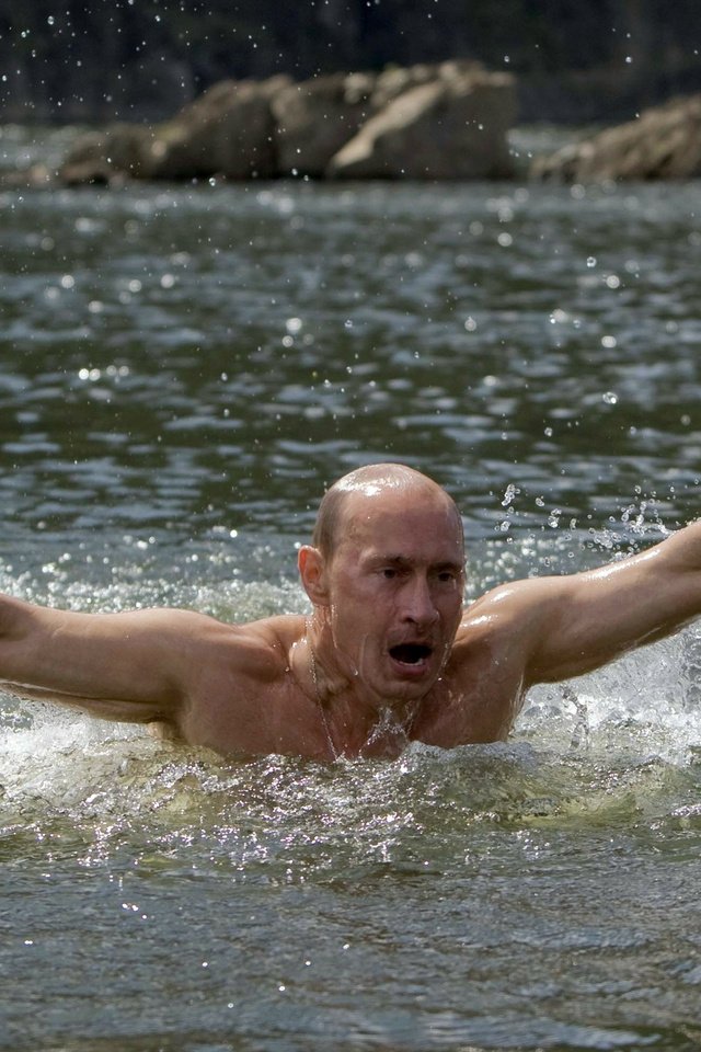 Обои вода, россия, руки, путин, президент, владимир, мимика, water, russia, hands, putin, president, vladimir, facial expressions разрешение 2560x1440 Загрузить