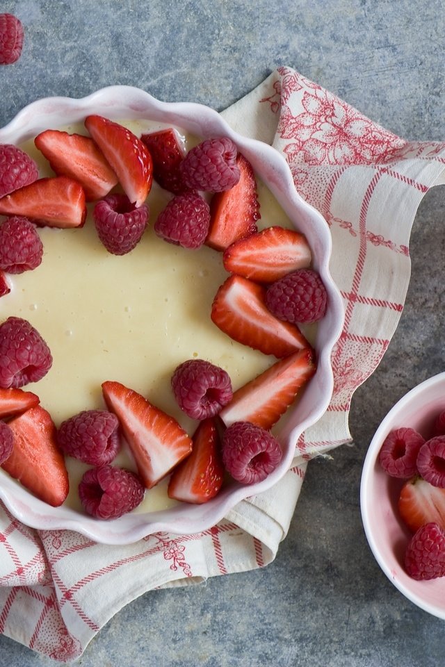 Обои малина, клубника, ягоды, стакан, пирог, anna verdina, ложки, raspberry, strawberry, berries, glass, pie, spoon разрешение 2000x1331 Загрузить