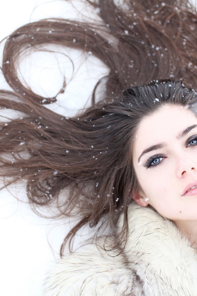 Обои снег, зима, снежинки, брюнетка, волосы, шуба, snow, winter, snowflakes, brunette, hair, coat разрешение 2048x1365 Загрузить