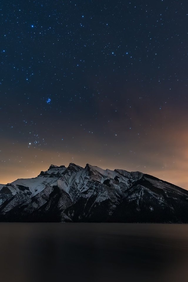 Обои небо, свет, озеро, горы, отражение, звезды, зеркало, the sky, light, lake, mountains, reflection, stars, mirror разрешение 1920x1200 Загрузить