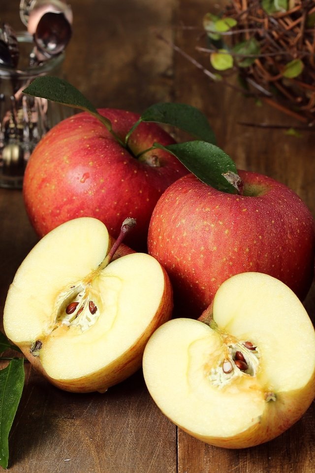 Обои фрукты, яблоки, стол, плоды, красные яблоки, fruit, apples, table, red apples разрешение 2048x1341 Загрузить