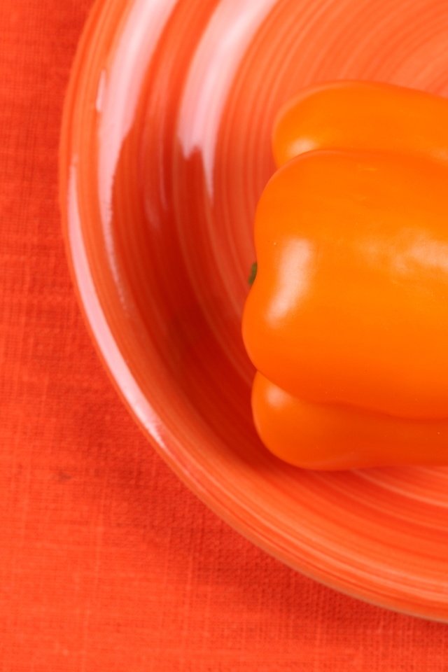Обои цвет, оранжевый, тарелка, перец, перец болгарский, color, orange, plate, pepper разрешение 1920x1280 Загрузить