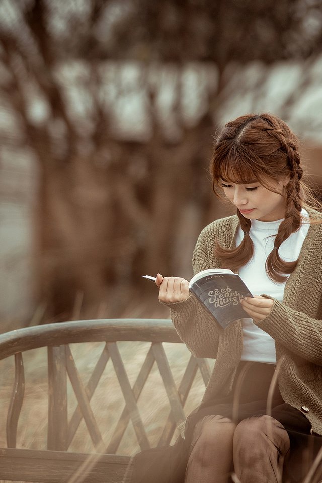 Обои девушка, сидит, книга, азиатка, косички, читает, girl, sitting, book, asian, braids, reads разрешение 2048x1367 Загрузить
