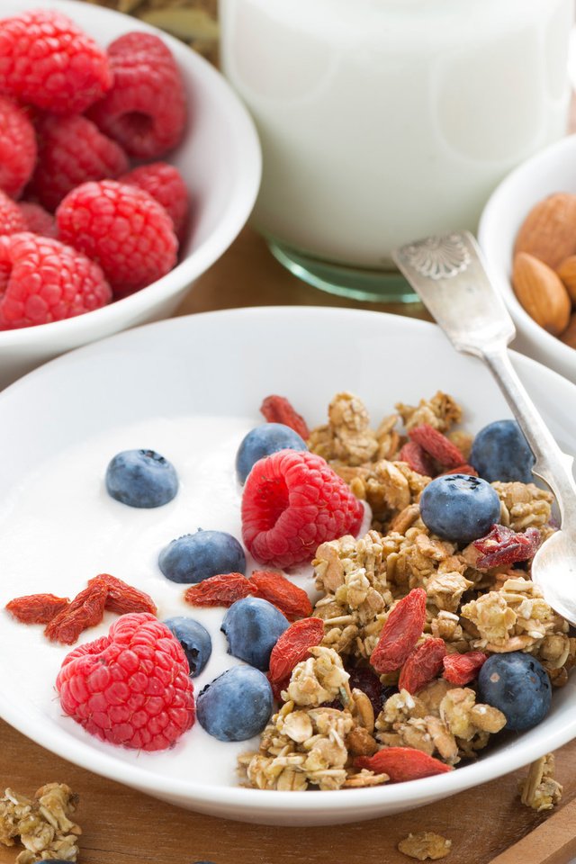 Обои малина, ягоды, завтрак, молоко, миндаль, голубика, гранола, raspberry, berries, breakfast, milk, almonds, blueberries, granola разрешение 2048x1367 Загрузить