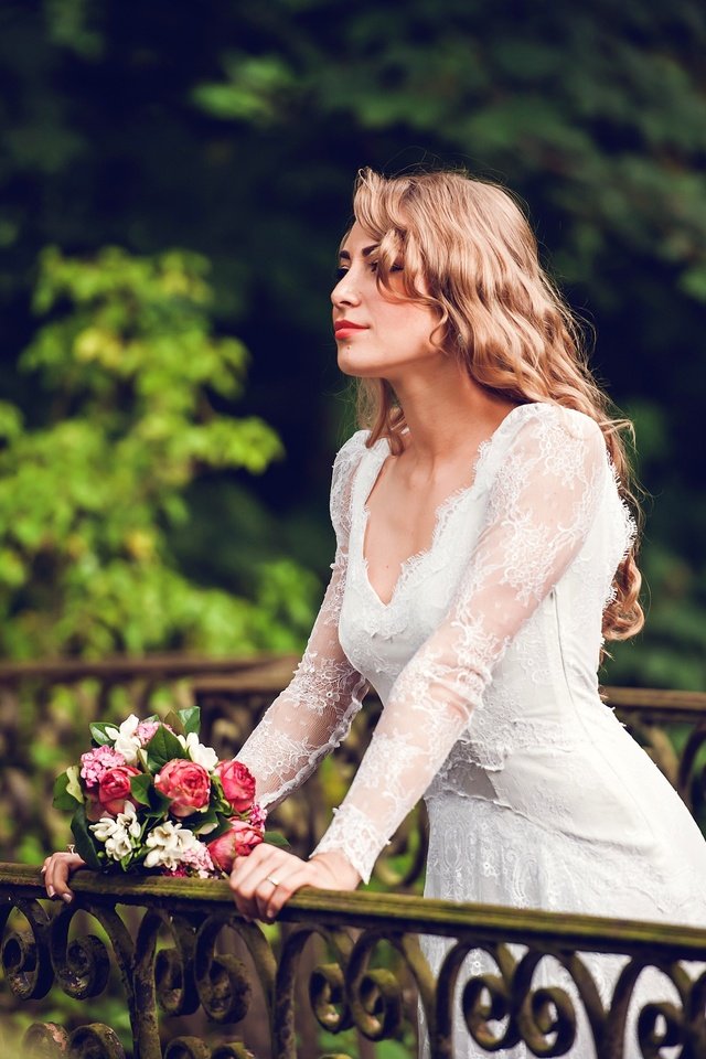 Обои девушка, платье, лето, мост, букет, свадьба, невеста, girl, dress, summer, bridge, bouquet, wedding, the bride разрешение 4256x2832 Загрузить