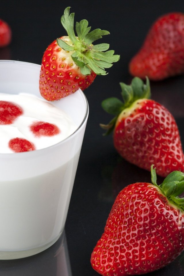 Обои клубника, ягоды, молоко, сладкое, десерт, strawberry, berries, milk, sweet, dessert разрешение 2560x1706 Загрузить