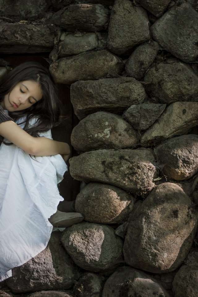 Обои камни, девушка, настроение, фон, поза, стена, закрытые глаза, stones, girl, mood, background, pose, wall, closed eyes разрешение 2560x1600 Загрузить