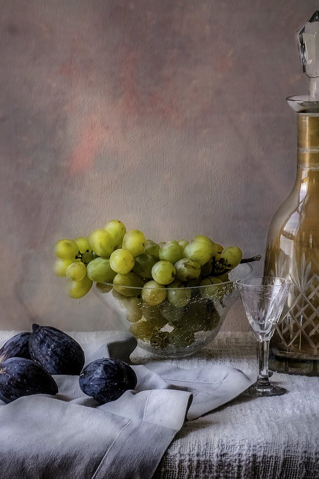 Обои виноград, ваза, натюрморт, графин, инжир, рюмка, grapes, vase, still life, decanter, figs, glass разрешение 4292x2814 Загрузить