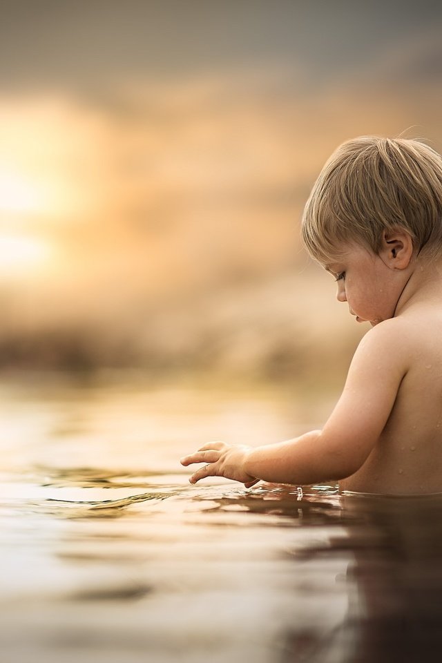 Обои вода, солнце, закат, маленький, дети, ребенок, мальчик, water, the sun, sunset, small, children, child, boy разрешение 2048x1365 Загрузить