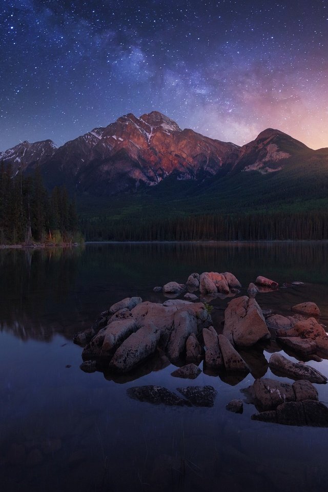 Обои свет, озеро, горы, лес, звезды, канада, рано утром, light, lake, mountains, forest, stars, canada, early in the morning разрешение 2500x1669 Загрузить