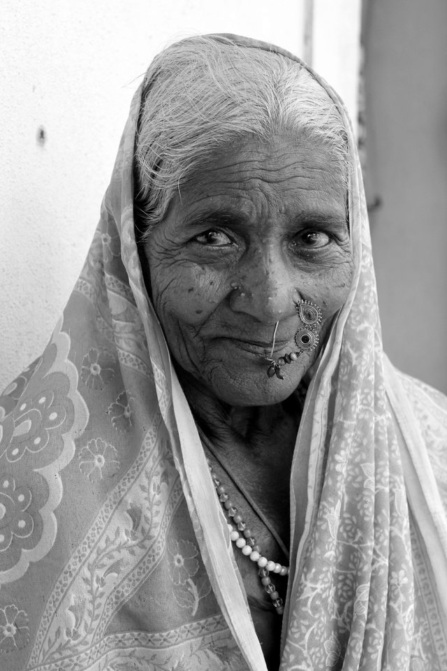 Обои люди, взгляд, чёрно-белое, лицо, женщина, бабушка, people, look, black and white, face, woman, grandma разрешение 3456x5184 Загрузить