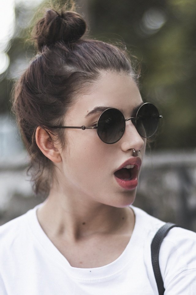 Обои девушка, брюнетка, очки, пирсинг, giovanna grigio, пирсинг в носу, girl, brunette, glasses, piercing, piercing in the nose разрешение 2048x1365 Загрузить