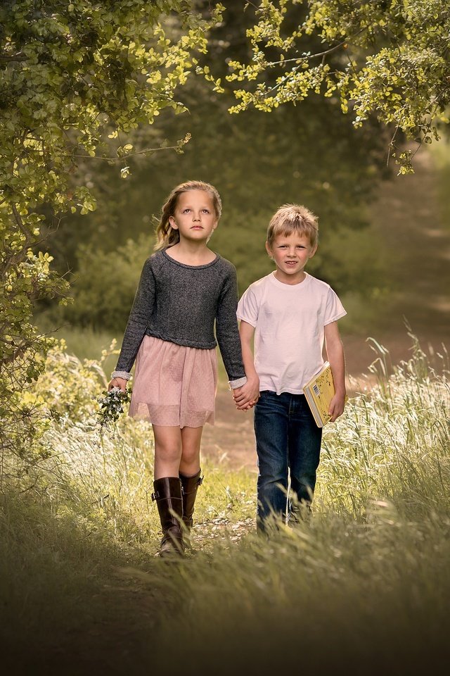 Обои трава, деревья, дети, девочка, тропа, мальчик, edie layland, grass, trees, children, girl, trail, boy разрешение 2048x1638 Загрузить