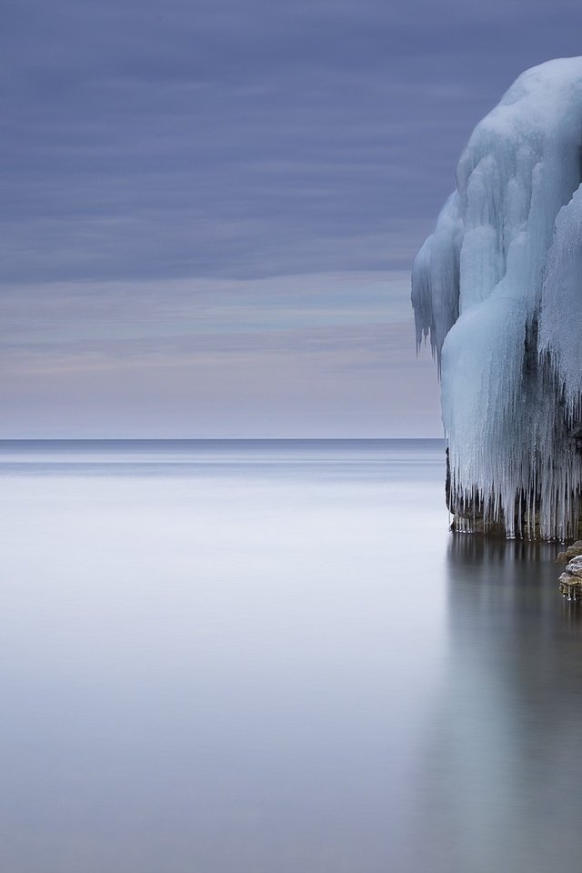 Обои небо, море, скала, горизонт, лёд, сосульки, ледник, глыба, the sky, sea, rock, horizon, ice, icicles, glacier, lump разрешение 2300x1533 Загрузить