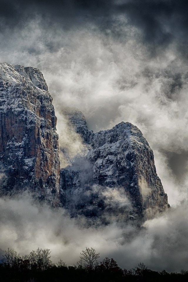 Обои небо, греция, облака, горы, снег, природа, пейзаж, скала, туман, the sky, greece, clouds, mountains, snow, nature, landscape, rock, fog разрешение 2048x1152 Загрузить