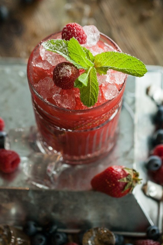 Обои мята, напиток, малина, клубника, черника, стакан, вкусно, сок, mint, drink, raspberry, strawberry, blueberries, glass, delicious, juice разрешение 2048x1340 Загрузить