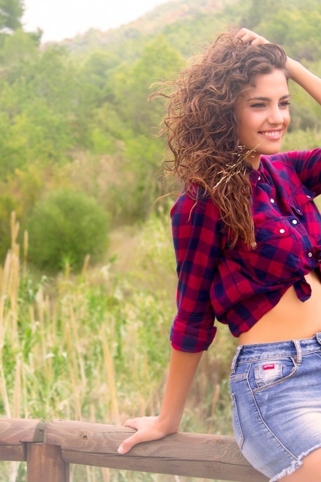 Обои природа, девушка, улыбка, модель, рубашка, джинсовые шорты, nature, girl, smile, model, shirt, denim shorts разрешение 2048x1365 Загрузить