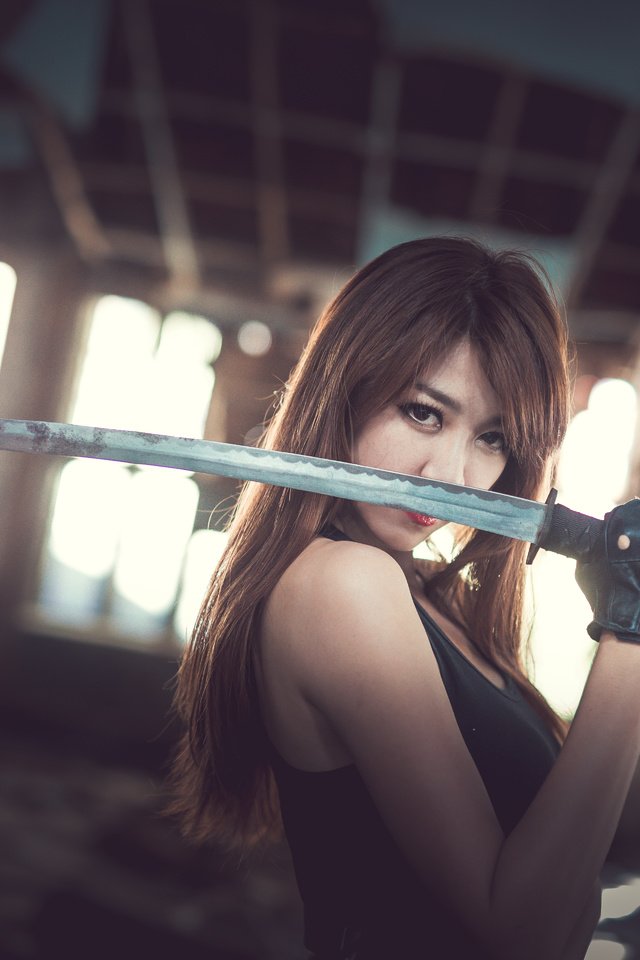 Обои девушка, меч, взгляд, модель, волосы, лицо, азиатка, girl, sword, look, model, hair, face, asian разрешение 5760x3840 Загрузить