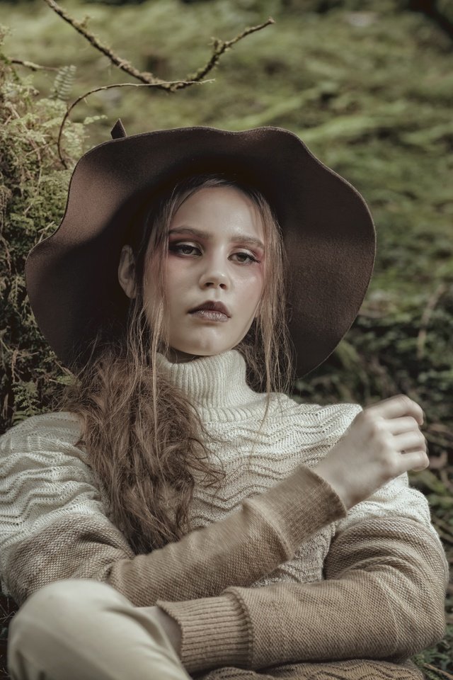 Обои лес, стиль, девушка, мох, волосы, шляпа, свитер, forest, style, girl, moss, hair, hat, sweater разрешение 8688x5792 Загрузить