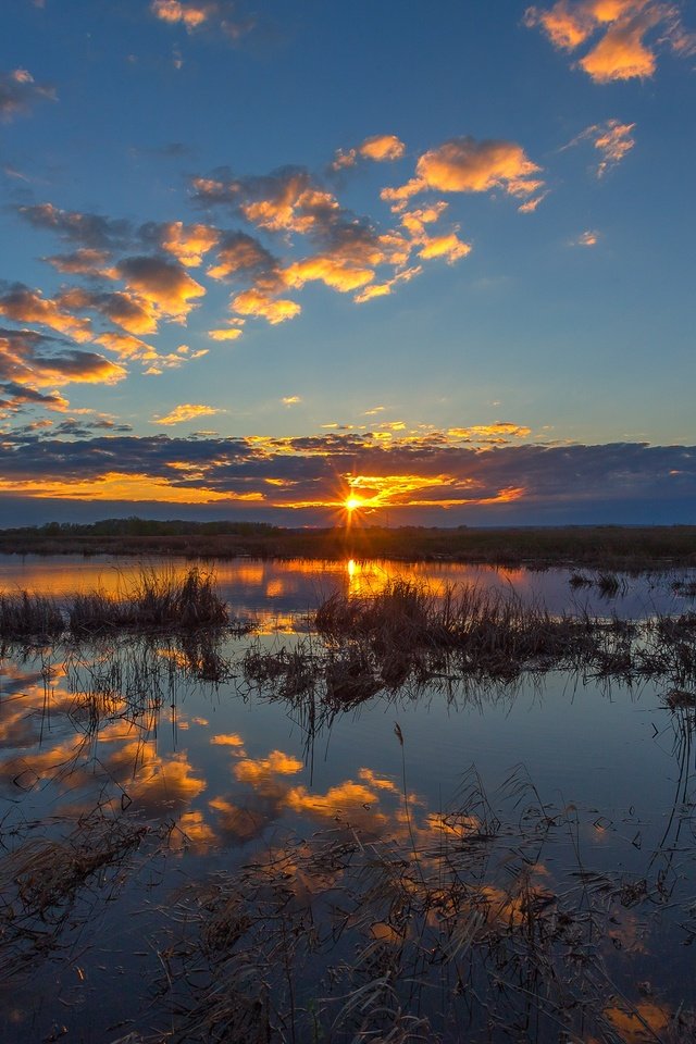 Обои небо, облака, болото, закат, отражение, урал, the sky, clouds, swamp, sunset, reflection, ural разрешение 2472x1648 Загрузить