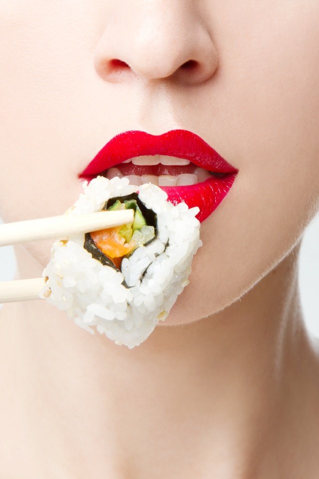 Обои девушка, губы, лицо, красная помада, палочки, рис, суши, girl, lips, face, red lipstick, sticks, figure, sushi разрешение 3208x3025 Загрузить