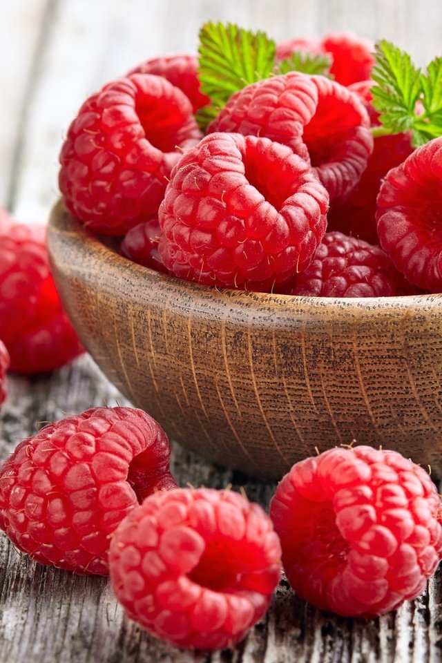 Обои малина, ягоды, миска, деревянная поверхность, raspberry, berries, bowl, wooden surface разрешение 2880x1800 Загрузить