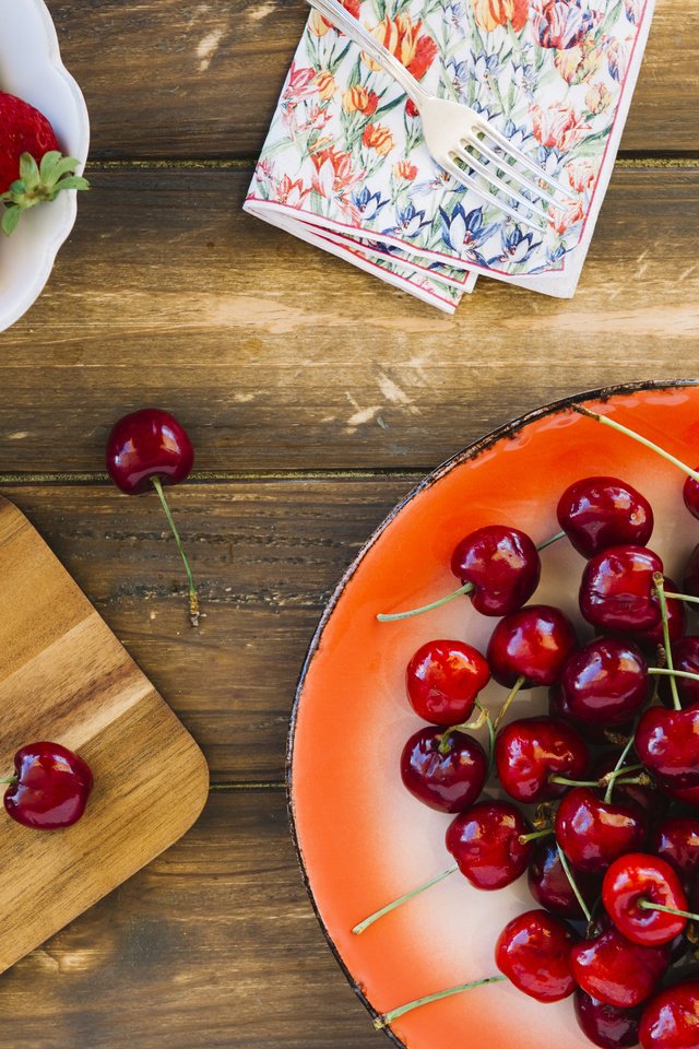 Обои клубника, ягоды, вишня, тарелка, разделочная доска, strawberry, berries, cherry, plate, cutting board разрешение 4733x3155 Загрузить