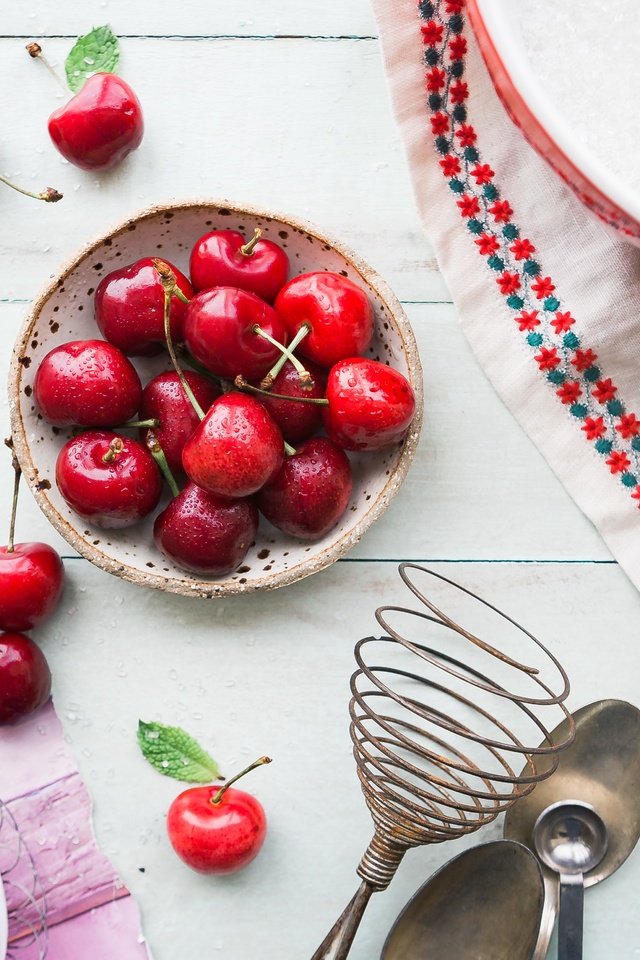Обои черешня, ягоды, вишня, посуда, сахар, светлый фон, миска, венчик, cherry, berries, dishes, sugar, light background, bowl, whisk разрешение 5550x3692 Загрузить